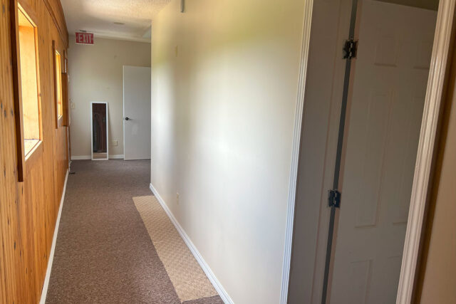 Eastgate 4052B Hallway To Rooms 2